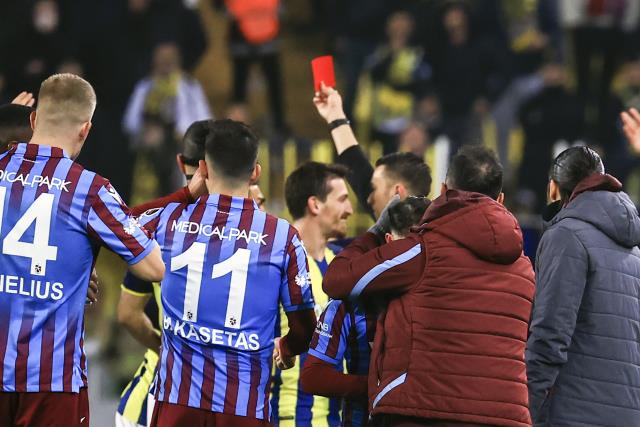 Kadıköy'de ortalığı karıştıran pozisyon! Hakem Zorbay Küçük'e görülmemiş tepki var Kadıköy'de ortalığı karıştıran pozisyon! Hakem Zorbay Küçük'e görülmemiş tepki var