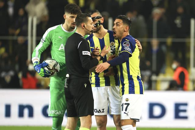 Kadıköy'de ortalığı karıştıran pozisyon! Hakem Zorbay Küçük'e görülmemiş tepki var Kadıköy'de ortalığı karıştıran pozisyon! Hakem Zorbay Küçük'e görülmemiş tepki var