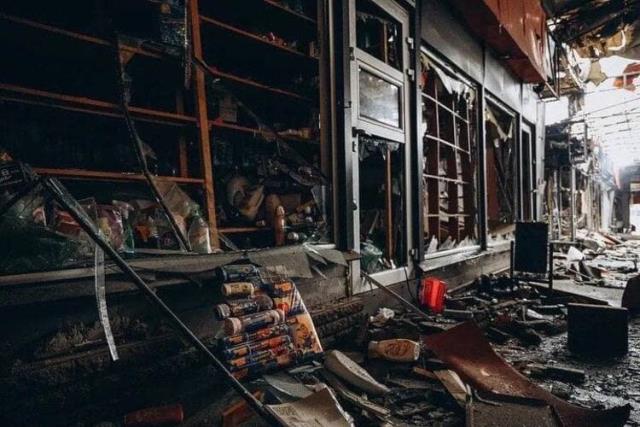 Rusya, çatışmaların şiddetlendiği Harkov'da pazar yerini vurdu! Her yer harabeye döndü Rusya, çatışmaların şiddetlendiği Harkov'da pazar yerini vurdu! Her yer harabeye döndü