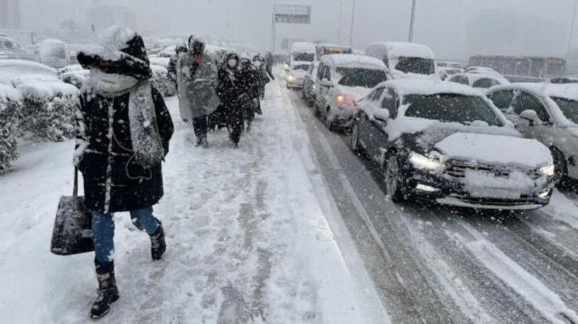 35 yıl sonra bir ilk yaşanacak! Aybar kar fırtınası perşembe günü İstanbul'u da vuracak 35 yıl sonra bir ilk yaşanacak! Aybar kar fırtınası perşembe günü İstanbul'u da vuracak