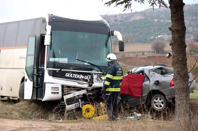 Servis otobüsü ile otomobil kafa kafaya çarpıştı! İtfaiye aracı can pazarının ortasında takla attı Servis otobüsü ile otomobil kafa kafaya çarpıştı! İtfaiye aracı can pazarının ortasında takla attı