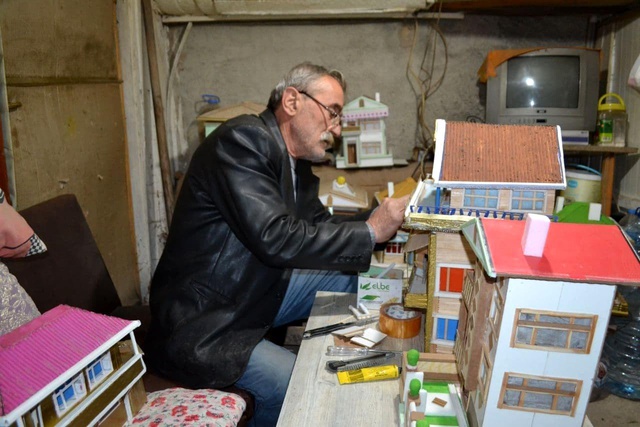 Hobisi işi oldu! Atık malzemeleri sanat eserine dönüştürüyor Hobisi işi oldu! Atık malzemeleri sanat eserine dönüştürüyor