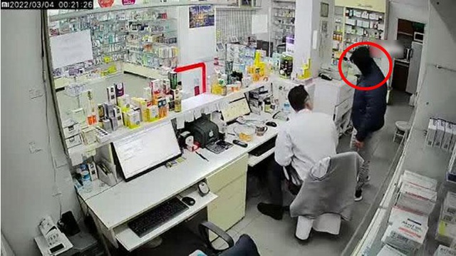 Nöbetçi eczanede dehşet! Bıçaklı soyguncu çetin cevize denk gelince ortalık karıştı Nöbetçi eczanede dehşet! Bıçaklı soyguncu çetin cevize denk gelince ortalık karıştı