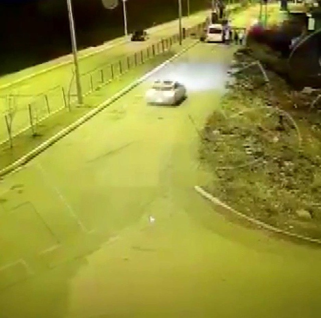 Süratla kalabalığın içine dalan otomobilin polisi şehit ettiği anlar kamerada Süratla kalabalığın içine dalan otomobilin polisi şehit ettiği anlar kamerada