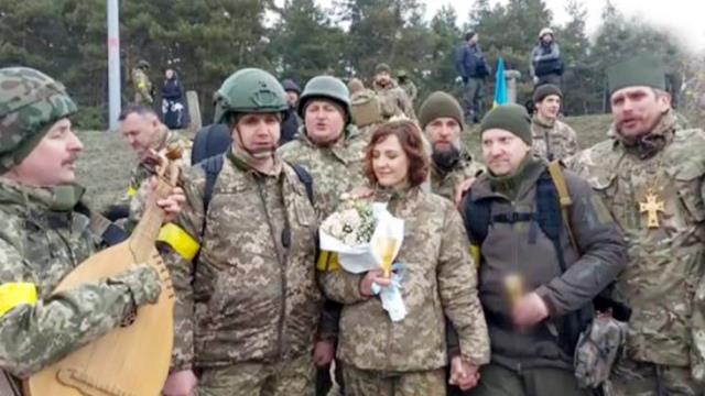Sokak savaşına hazırlanan Kiev'de asker çift, ateş hattında hayatlarını birleştirdi Sokak savaşına hazırlanan Kiev'de asker çift, ateş hattında hayatlarını birleştirdi