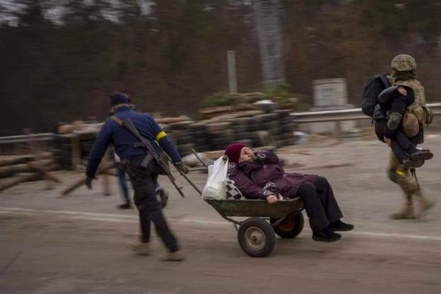 Ukrayna Dışişleri, Irpin'de tahliye sırasında yaşamını yitiren bir ailenin fotoğraflarını paylaştı Ukrayna Dışişleri, Irpin'de tahliye sırasında yaşamını yitiren bir ailenin fotoğraflarını paylaştı