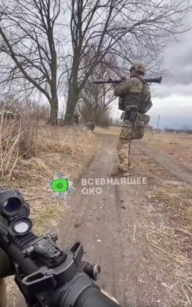 Ukraynalı askerler Rus tankını bazukalarla etkisiz hale getirdi