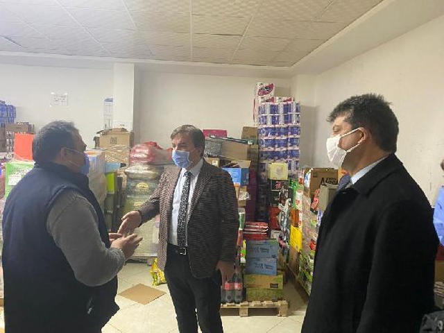 Marketleri denetleyen vali, yağların depolarda saklandığını görünce talimatı verdi: Götürün bunları vatandaşlara dağıtın Marketleri denetleyen vali, yağların depolarda saklandığını görünce talimatı verdi: Götürün bunları vatandaşlara dağıtın