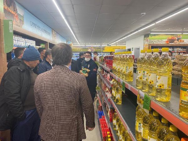 Marketleri denetleyen vali, yağların depolarda saklandığını görünce talimatı verdi: Götürün bunları vatandaşlara dağıtın Marketleri denetleyen vali, yağların depolarda saklandığını görünce talimatı verdi: Götürün bunları vatandaşlara dağıtın