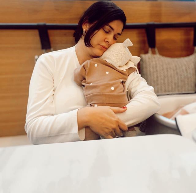 Bergüzar Korel, gözlerden uzak büyüttüğü oğlu Han'ın ilk kez fotoğrafını paylaştı Bergüzar Korel, gözlerden uzak büyüttüğü oğlu Han'ın ilk kez fotoğrafını paylaştı