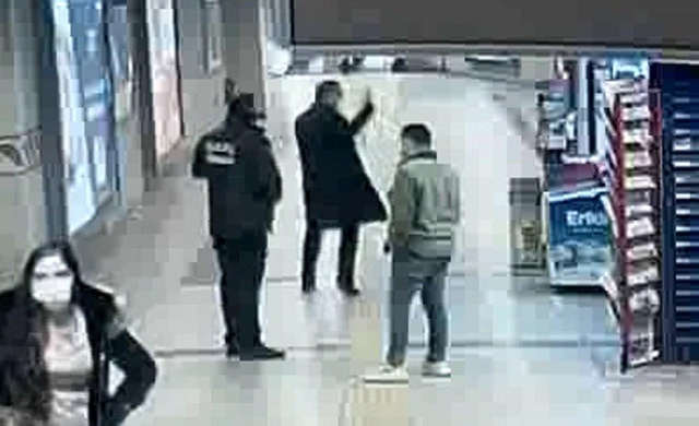 CHP milletvekili Sezgin Tanrıkulu'nun metroda tartıştığı görevliyi işten attırdığı iddia edildi