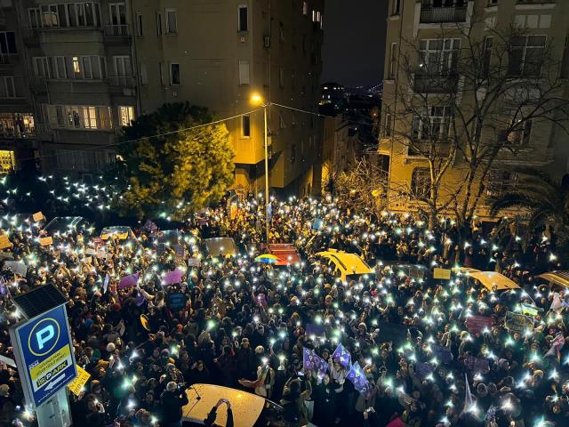 İstanbul'da 8 Mart yürüyüşü yapıldı! Polisle kadınlar arasında arbede çıktı İstanbul'da 8 Mart yürüyüşü yapıldı! Polisle kadınlar arasında arbede çıktı