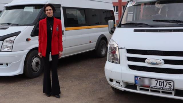 'Kadından şoför mü olur?' diyenlere aldırmadı, öğrenci servisi şoförü oldu! 'Kadından şoför mü olur?' diyenlere aldırmadı, öğrenci servisi şoförü oldu!