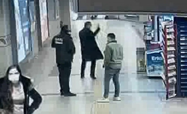 CHP milletvekili Sezgin Tanrıkulu'nun metroda tartıştığı görevliyi işten attırdığı iddia edildi