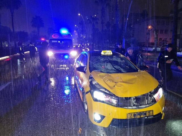 Taksinin çarptığı kadın feci şekilde can verdi Taksinin çarptığı kadın feci şekilde can verdi