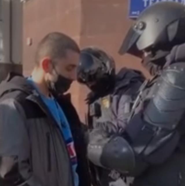 Ukraynalılardan sonra halkına da eziyete başladı! Putin'in polisleri tek tek telefonları inceliyor Ukraynalılardan sonra halkına da eziyete başladı! Putin'in polisleri tek tek telefonları inceliyor