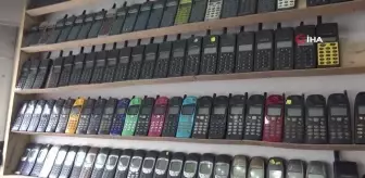 Bu dükkanda akıllı telefona yer yok... Hobi olarak başladığı nostaljik telefon tamirinde taleplere yetişemiyor