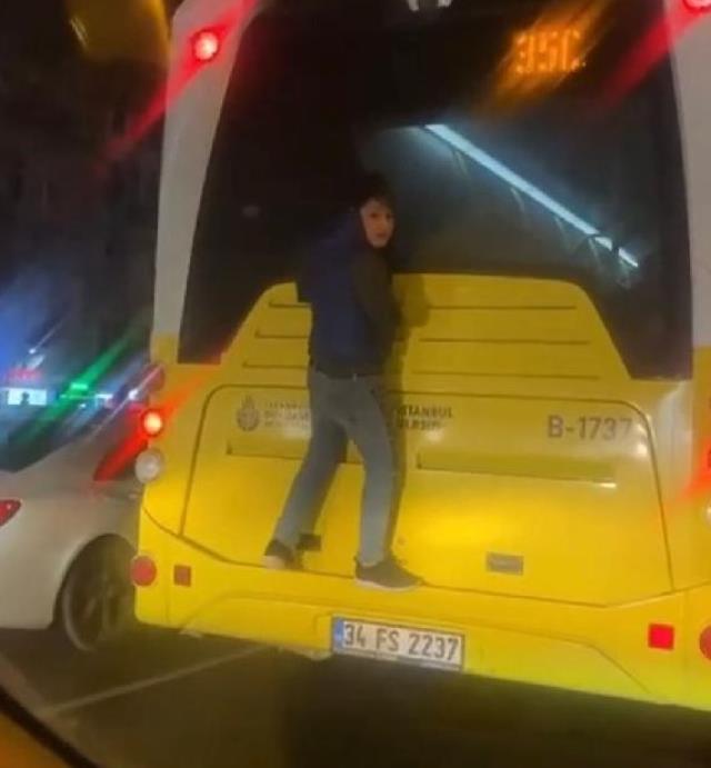 Hayrete düşüren görüntü! İETT otobüsünün arkasına asılarak yolculuk yaptı