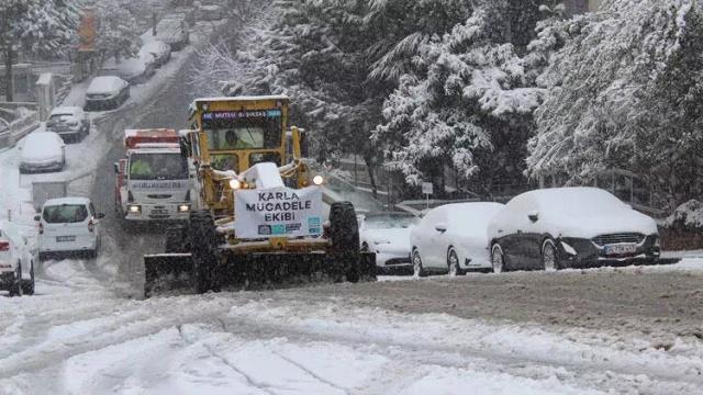 Meteoroloji'nin uyarıları sonrası İstanbul'da kar alarmı! Acil toplantı yapıldı, THY sefer iptallerine başladı