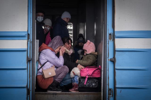Savaşın en acı yüzü! Cephedeki babasından ayrılmak istemeyen Ukraynalı çocuğun vedası yürek burktu Savaşın en acı yüzü! Cephedeki babasından ayrılmak istemeyen Ukraynalı çocuğun vedası yürek burktu