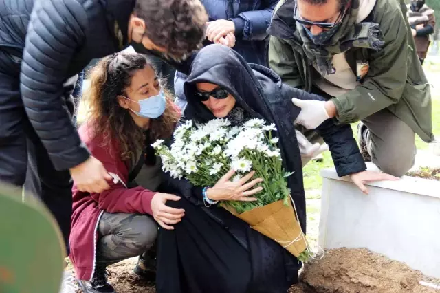 Seray Sever, gözyaşları içerisinde babasına veda etti