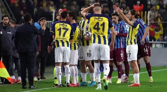Son Dakika: Kıyamet kopuyor! Fenerbahçe-Trabzonspor maçında görev yapan Mete Kalkavan hakemliği bıraktı