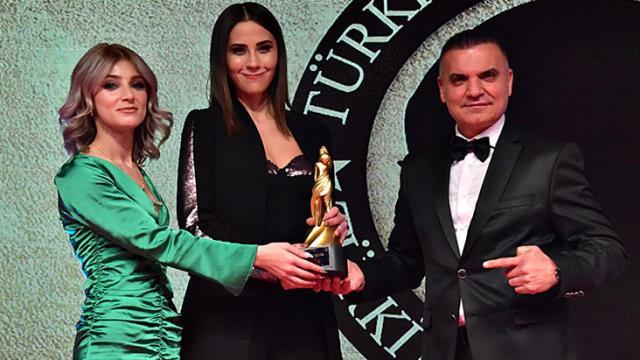 Yılın Genç Kadın Girişimcisi ödülünü alan Kader Özdemir: Genç kadınların yanında olmayı sürdüreceğiz Yılın Genç Kadın Girişimcisi ödülünü alan Kader Özdemir: Genç kadınların yanında olmayı sürdüreceğiz