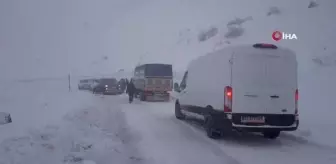 Yoğun kar, sis ve tipiden dolayı onlarca araç yolda kaldı