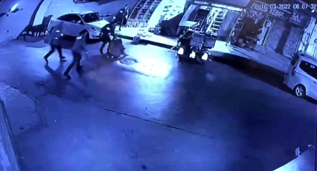 Halüsinasyonlar gören paranoyak şahıs, kız arkadaşını rehin alınca polis tarafından vuruldu! O anlar kamerada Halüsinasyonlar gören paranoyak şahıs, kız arkadaşını rehin alınca polis tarafından vuruldu! O anlar kamerada