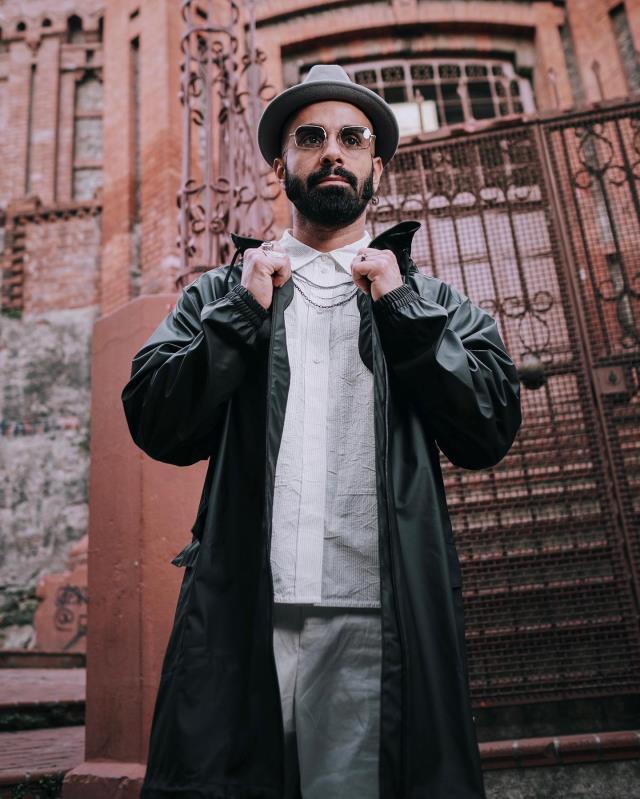 Şarkıcı Gökhan Türkmen, kendi tarzından esinlenerek giyim markası kurdu Şarkıcı Gökhan Türkmen, kendi tarzından esinlenerek giyim markası kurdu