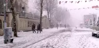 Sultangazi'de kar yağışı etkisini arttırarak devam ediyor... Lapa lapa yağan kar ilçeyi beyaza bürüdü