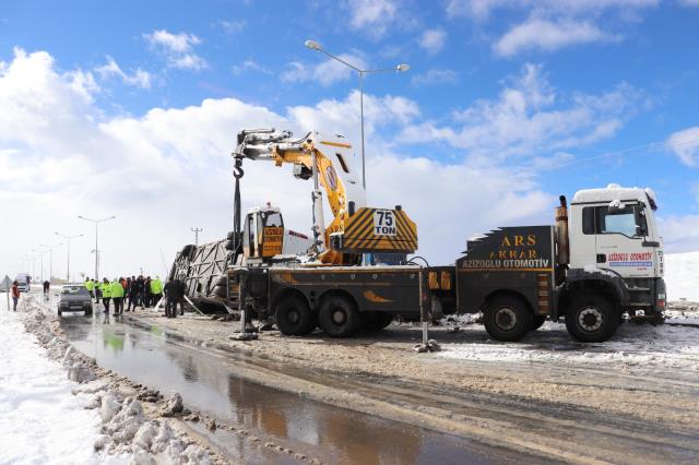 Ağrı'da yolcu otobüsü devrildi: 2'si ağır 13 yaralı Ağrı'da yolcu otobüsü devrildi: 2'si ağır 13 yaralı