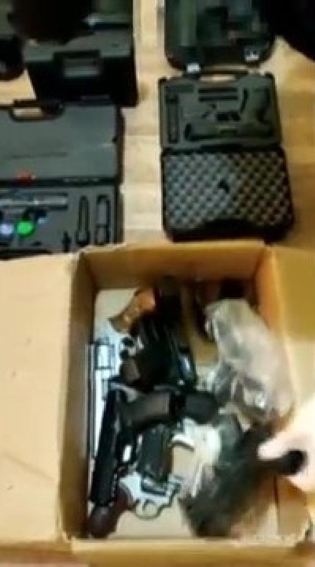 Beyoğlu'nda polis baskını yapılan evde suikast silahları ele geçirildi Beyoğlu'nda polis baskını yapılan evde suikast silahları ele geçirildi