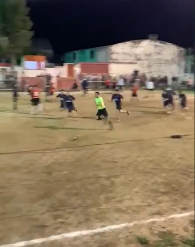 Daha önce böylesini görmediniz! İnsanlıktan çıkan futbolcular, hakemi öldüresiye dövdü Daha önce böylesini görmediniz! İnsanlıktan çıkan futbolcular, hakemi öldüresiye dövdü