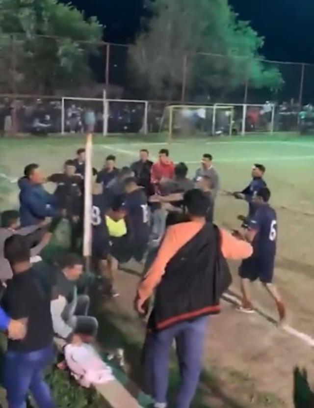 Daha önce böylesini görmediniz! İnsanlıktan çıkan futbolcular, hakemi öldüresiye dövdü Daha önce böylesini görmediniz! İnsanlıktan çıkan futbolcular, hakemi öldüresiye dövdü