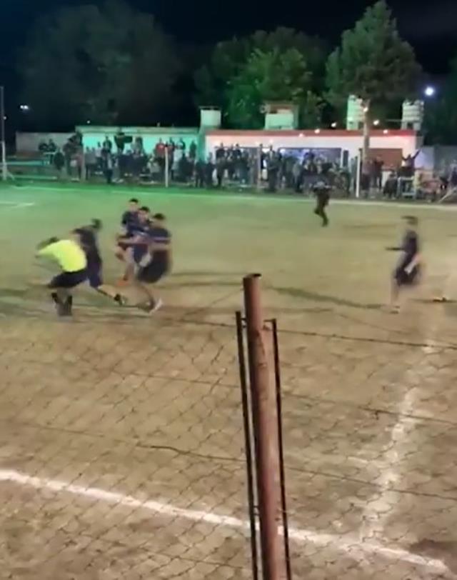 Daha önce böylesini görmediniz! İnsanlıktan çıkan futbolcular, hakemi öldüresiye dövdü Daha önce böylesini görmediniz! İnsanlıktan çıkan futbolcular, hakemi öldüresiye dövdü