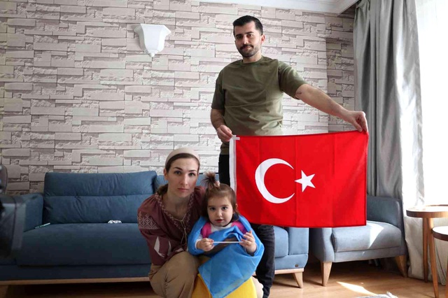 Türk eşine kavuşan Ukraynalı Snizhana anlattı: Annem askerlere yemek yapıyor, babam orduya katıldı!