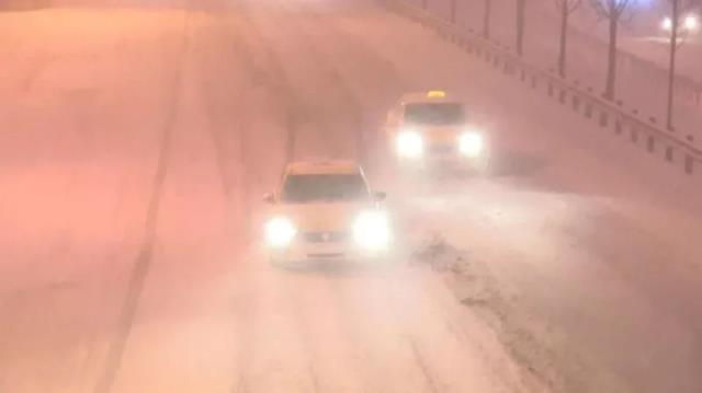 İstanbul karlar altında! Gece yarısı bastıran yağış megakenti beyaza bürüdü