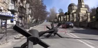 Müzeden çıkarılan 2. Dünya savaşından kalma 'tank kapanı' Kiev'de barikat olarak kullanılıyor
