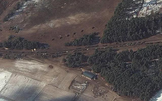 Ukrayna'nın başkenti Kiev'i işgal için bir hafta önce yola çıkan 65 km'lik Rus konvoyu dağıldı Ukrayna'nın başkenti Kiev'i işgal için bir hafta önce yola çıkan 65 km'lik Rus konvoyu dağıldı