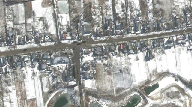 Ukrayna'nın başkenti Kiev'i işgal için bir hafta önce yola çıkan 65 km'lik Rus konvoyu dağıldı Ukrayna'nın başkenti Kiev'i işgal için bir hafta önce yola çıkan 65 km'lik Rus konvoyu dağıldı