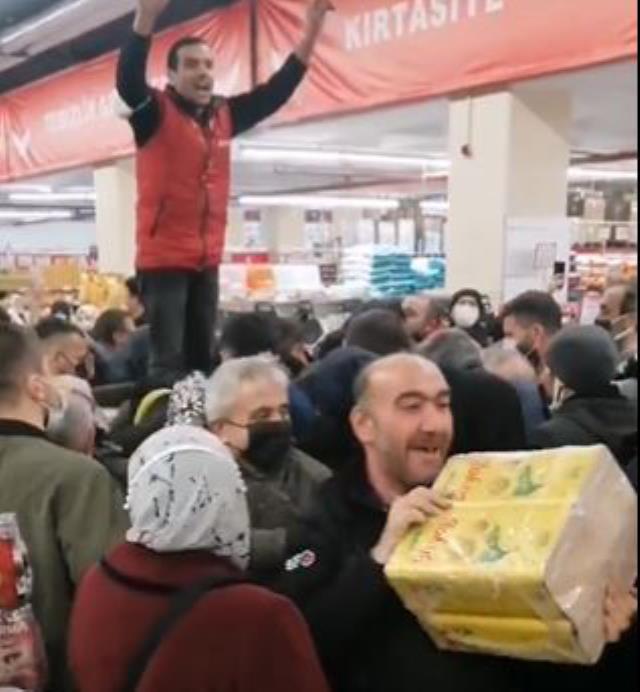 Yağ yüklü gemiler vatandaşın endişesini dindirmedi! Daha raflara dizilmeden kapış kapış aldılar Yağ yüklü gemiler vatandaşın endişesini dindirmedi! Daha raflara dizilmeden kapış kapış aldılar