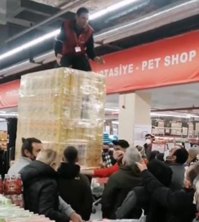 Yağ yüklü gemiler vatandaşın endişesini dindirmedi! Daha raflara dizilmeden kapış kapış aldılar Yağ yüklü gemiler vatandaşın endişesini dindirmedi! Daha raflara dizilmeden kapış kapış aldılar