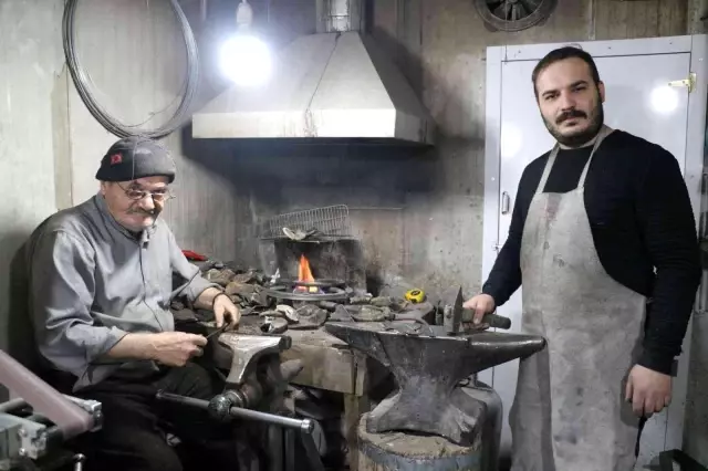 Sivaslı usta yarım asırdır bıçak yapıyor! 71 farklı aşamadan geçirip Türkiye'nin dört bir yanına gönderiyor