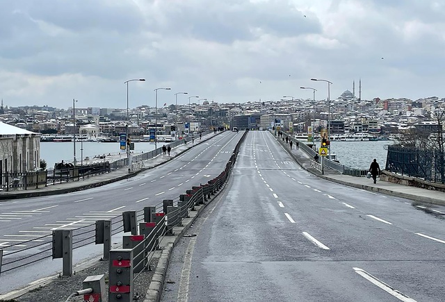 Unkapanı Köprüsü fırtına yüzünden iki günde iki kez ayrıldı