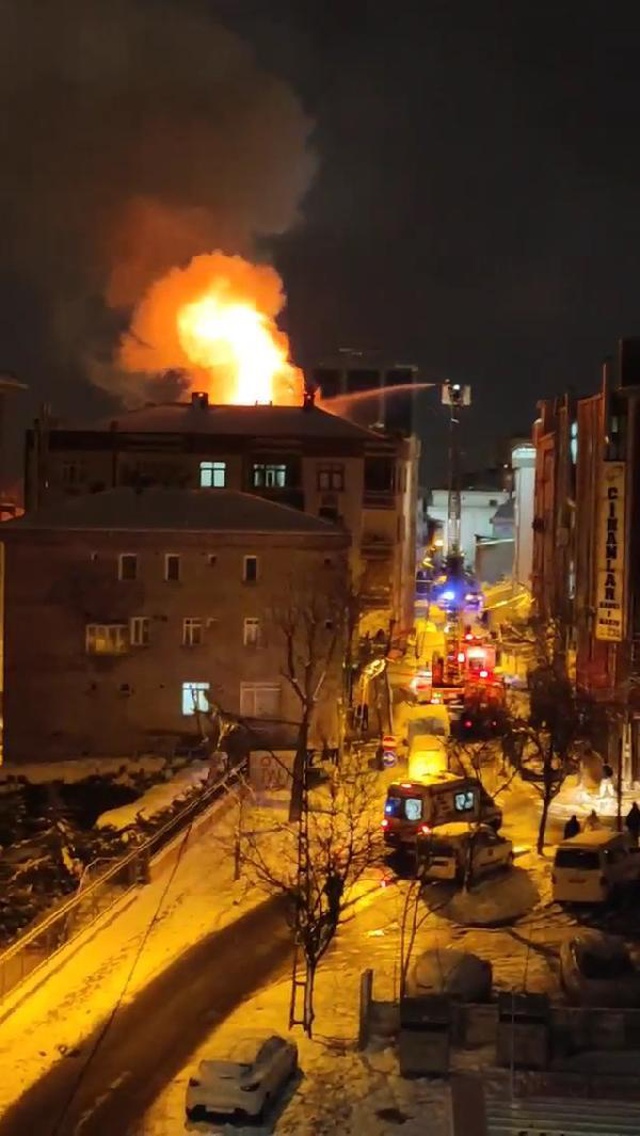 İstanbul'un göbeğinde korku dolu gece! Alevlerin sardığı binada yaşanan patlama saniye saniye kamerada İstanbul'un göbeğinde korku dolu gece! Alevlerin sardığı binada yaşanan patlama saniye saniye kamerada