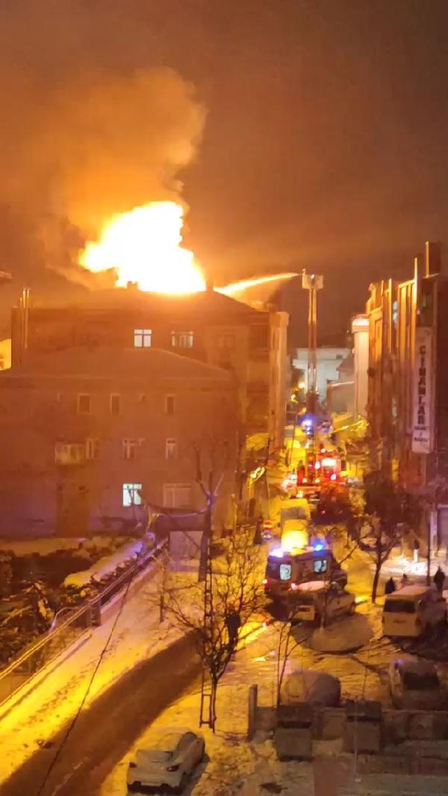 İstanbul'un göbeğinde korku dolu gece! Alevlerin sardığı binada yaşanan patlama saniye saniye kamerada İstanbul'un göbeğinde korku dolu gece! Alevlerin sardığı binada yaşanan patlama saniye saniye kamerada