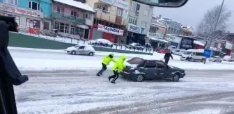 Son dakika... Bursa'da trafik polislerinin karla mücadelesi takdir topladı