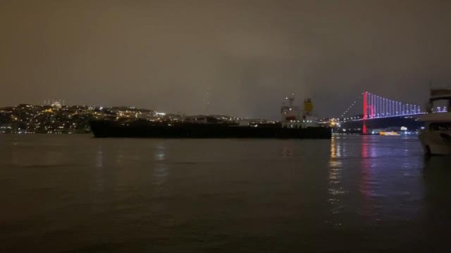 İstanbul Boğazı'nda korku dolu anlar! Dev gemi kıyıya çarpmak üzereyken durabildi İstanbul Boğazı'nda korku dolu anlar! Dev gemi kıyıya çarpmak üzereyken durabildi