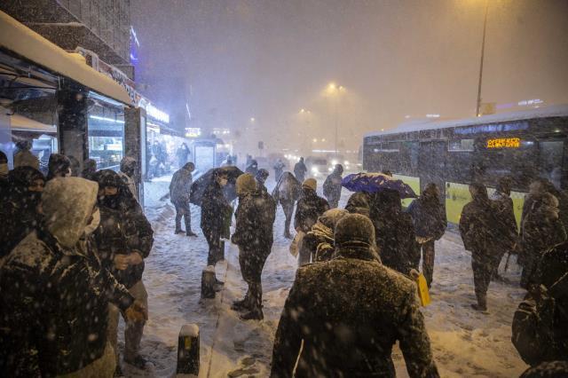 İstanbul'da aniden bastıran kar yağışı hayatı felç etti! Vatandaşlar zor anlar yaşadı